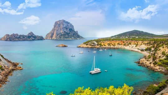 Cosa rende Ibiza un’isola unica per gli amanti del mare?